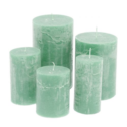 Colored candles light green different sizes